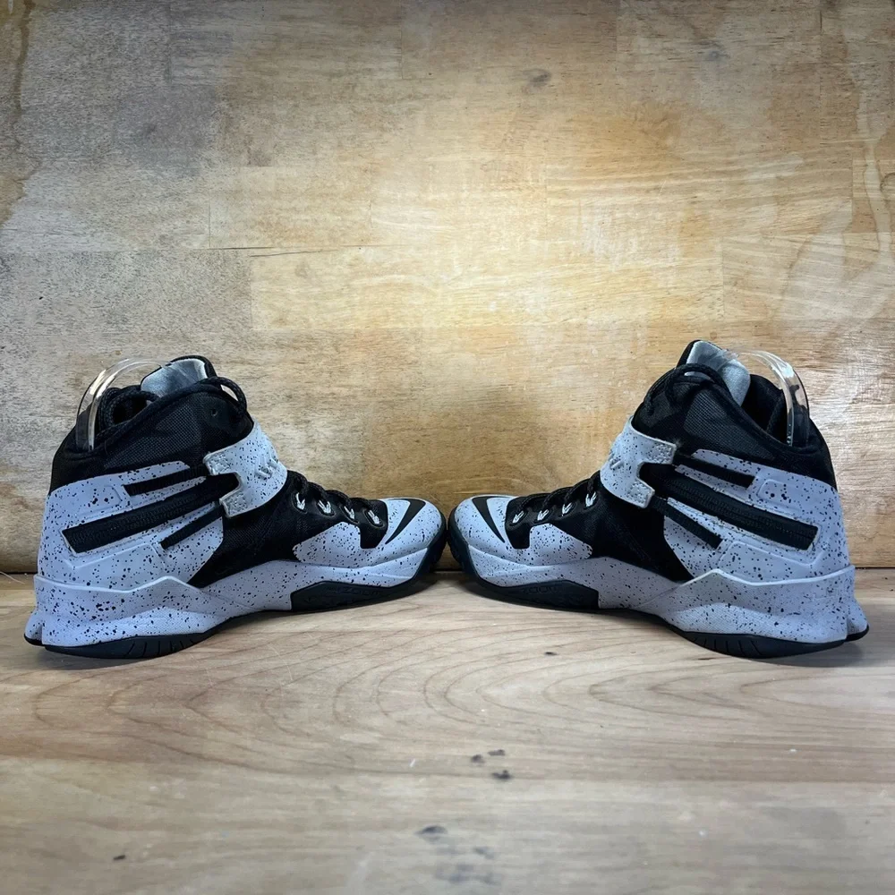 Nike Lebron Zoom Soldier 8 VIII Womens Size 10.5 Basketball Shoes 688579-001 - Picture 5 of 8
